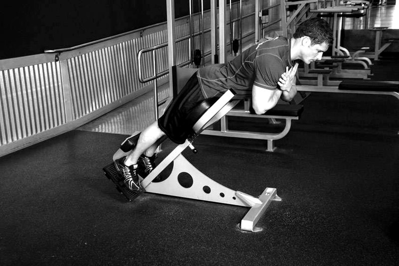 Hyperextensions (Back Extensions) — start position demonstration photo