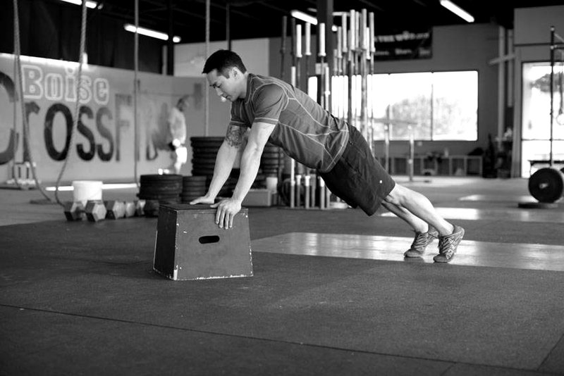 Incline Push-Up — end position demonstration photo