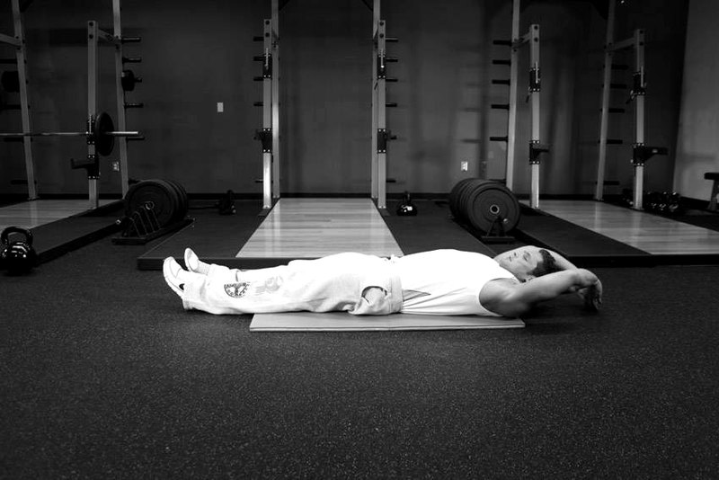 Jackknife Sit-Up — start position demonstration photo