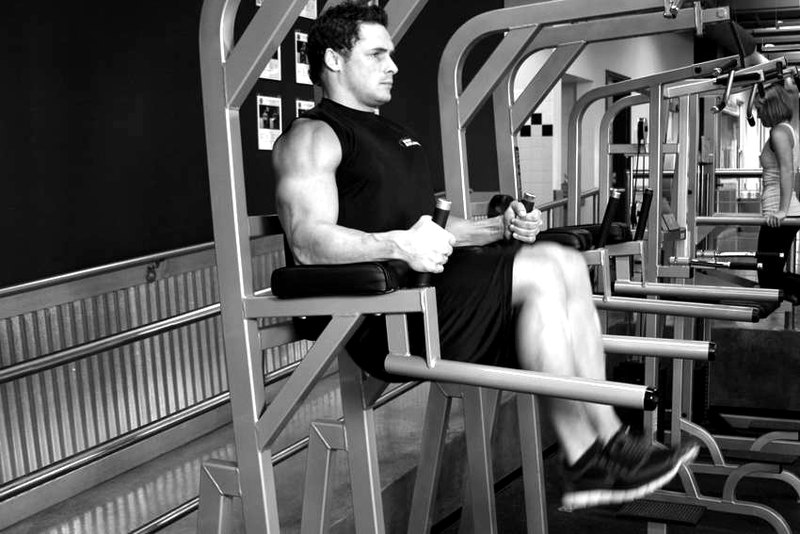Knee/Hip Raise On Parallel Bars — end position demonstration photo