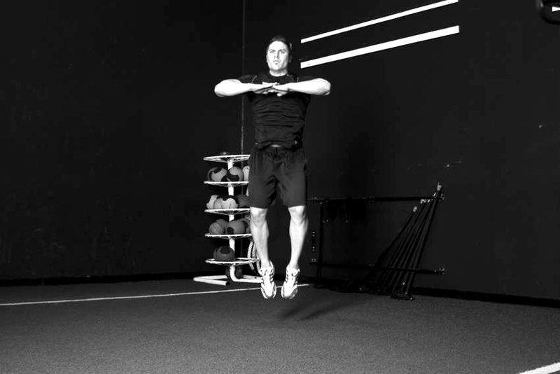 Knee Tuck Jump — end position demonstration photo