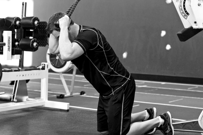 Kneeling Cable Crunch With Alternating Oblique Twists — start position demonstration photo