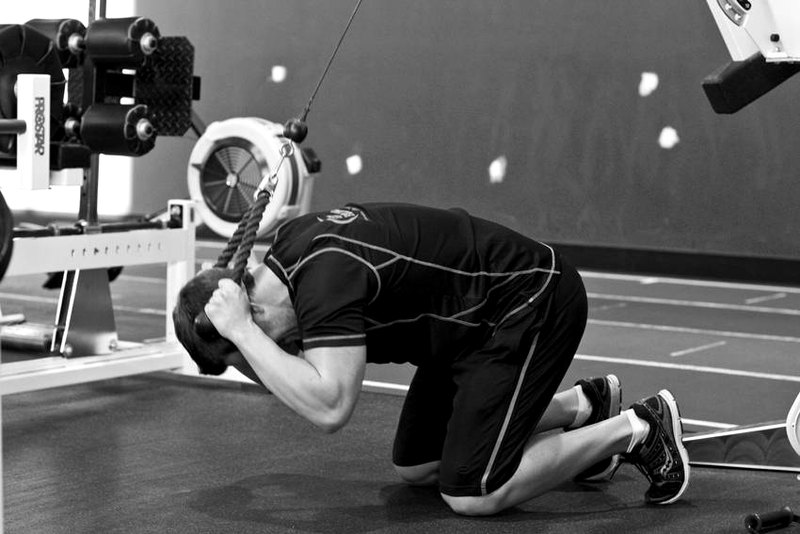 Kneeling Cable Crunch With Alternating Oblique Twists — end position demonstration photo
