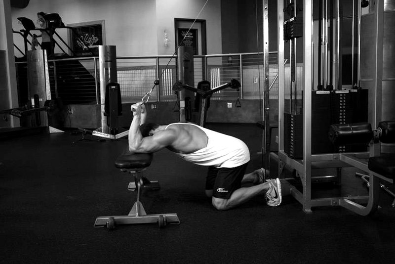 Kneeling Cable Triceps Extension — start position demonstration photo