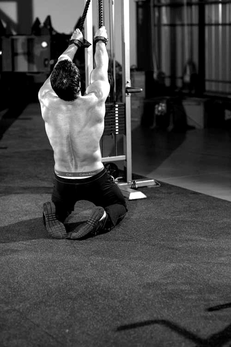 Kneeling High Pulley Row — start position demonstration photo