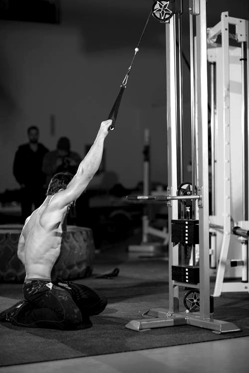 Kneeling Single-Arm High Pulley Row — start position demonstration photo