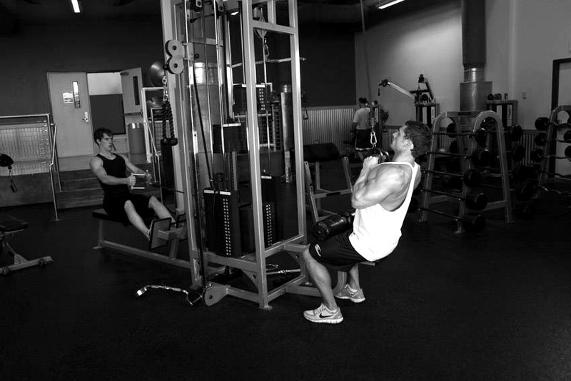Lat Pulldown — start position demonstration photo