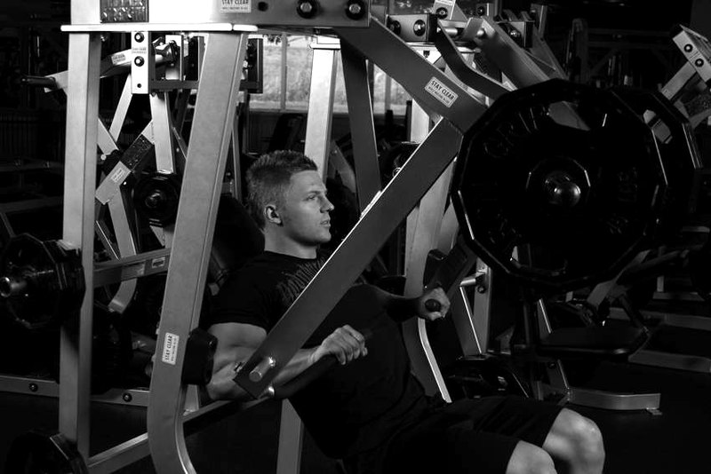 Leverage Decline Chest Press — start position demonstration photo