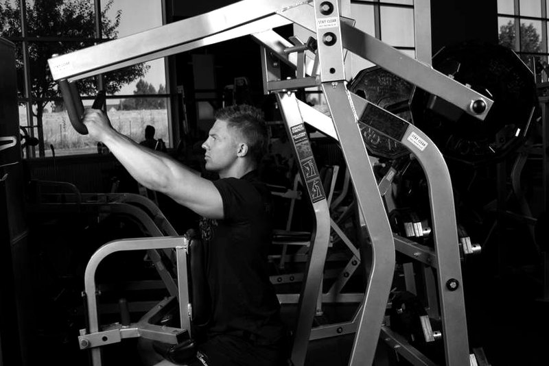 Leverage High Row — start position demonstration photo