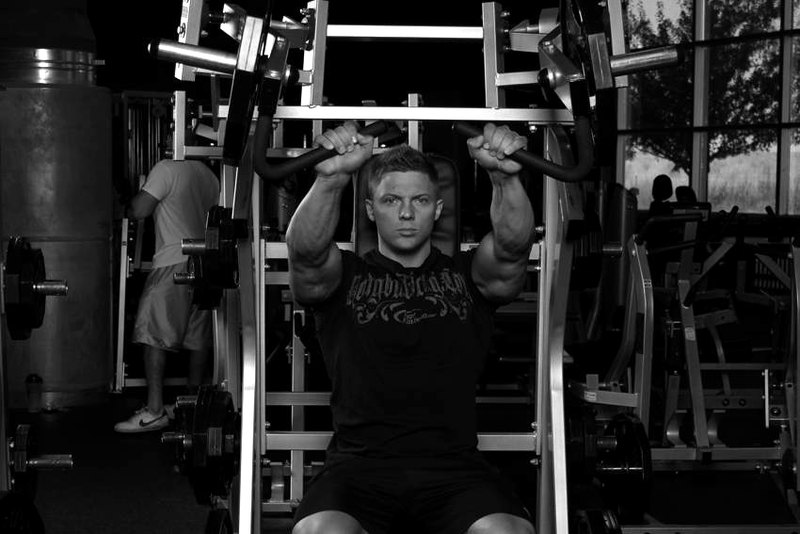 Leverage Incline Chest Press — end position demonstration photo
