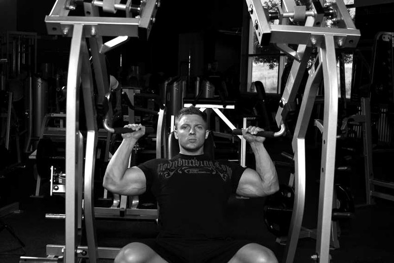 Leverage Shoulder Press — start position demonstration photo