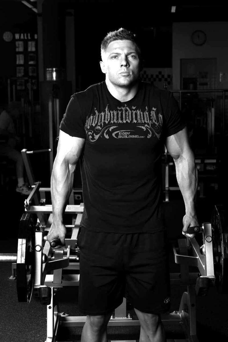 Leverage Shrug — end position demonstration photo