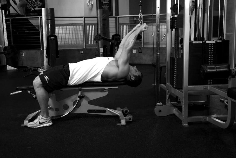 Lying Close-Grip Bar Curl On High Pulley — start position demonstration photo