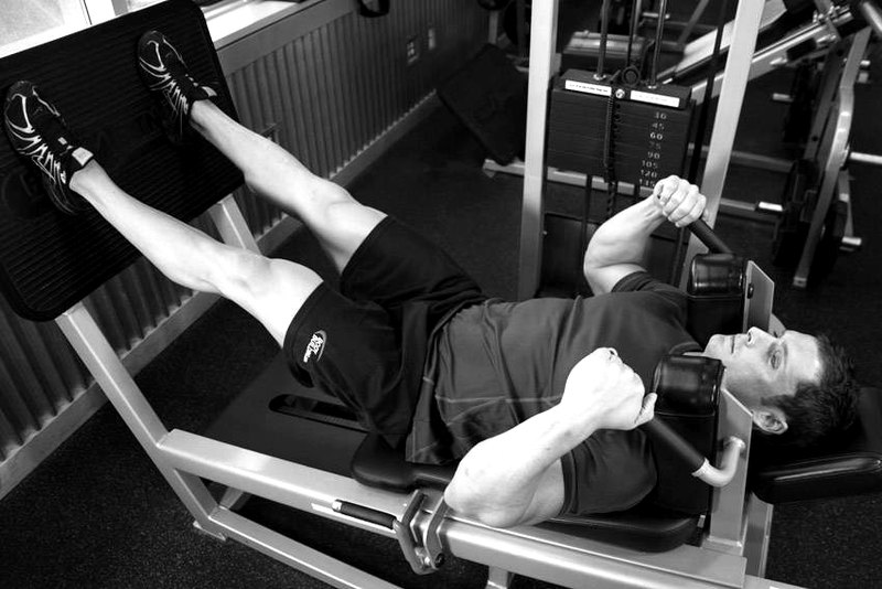 Lying Machine Squat — end position demonstration photo
