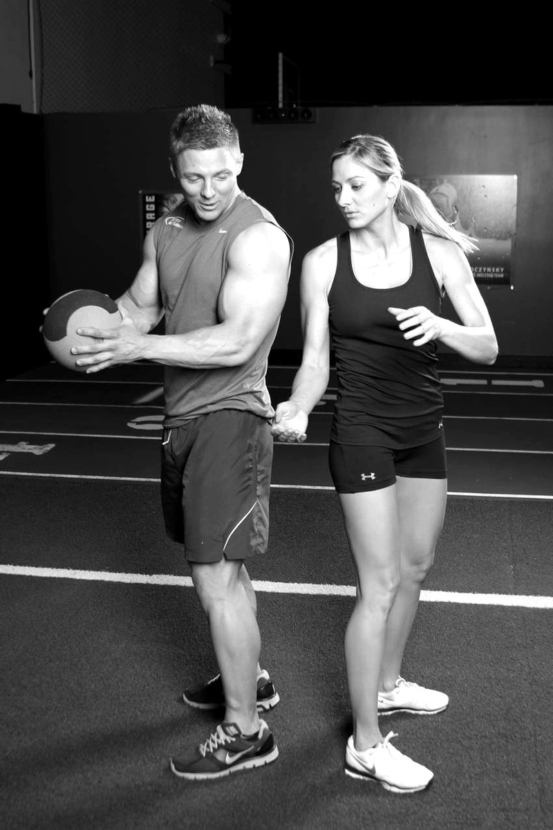 Medicine Ball Full Twist — start position demonstration photo