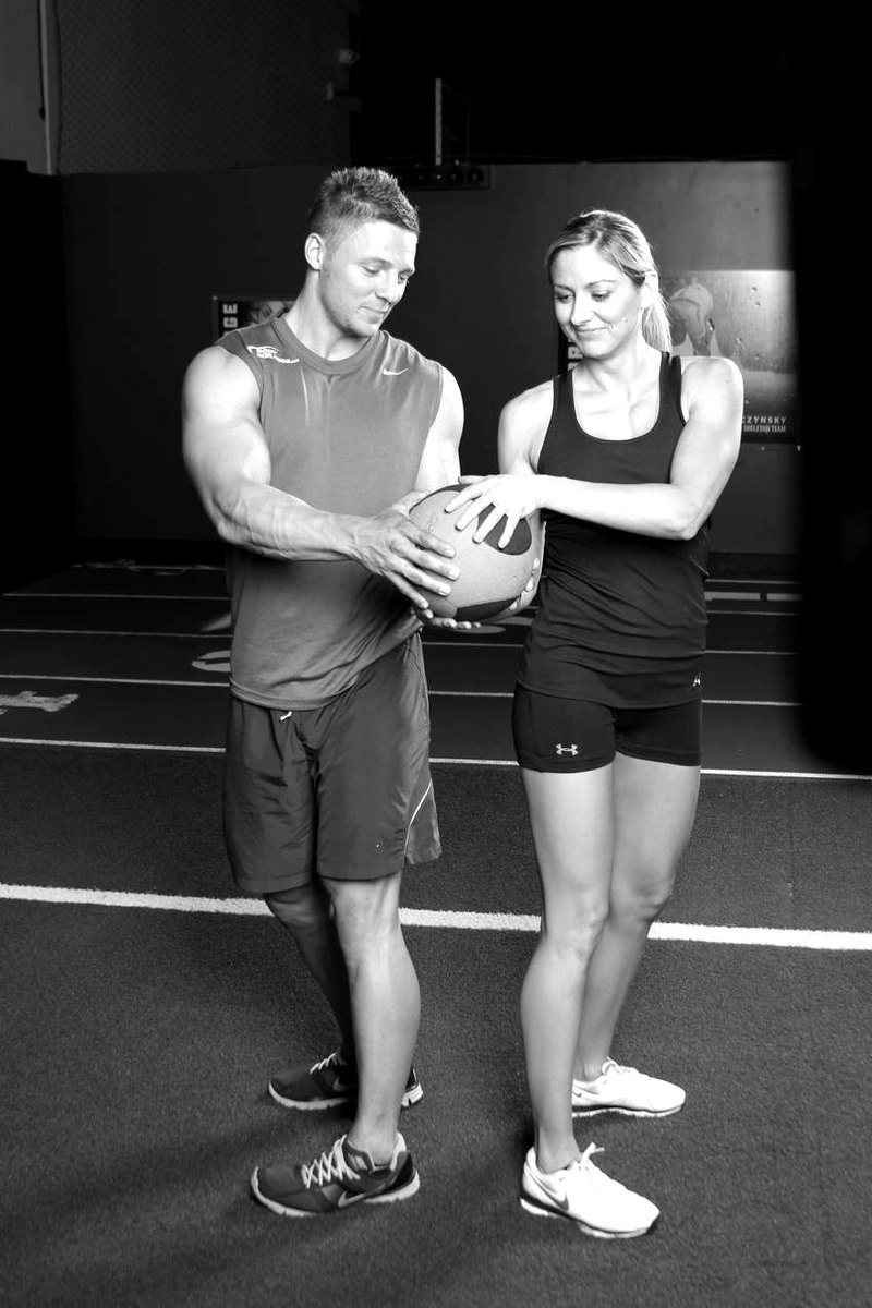 Medicine Ball Full Twist — end position demonstration photo