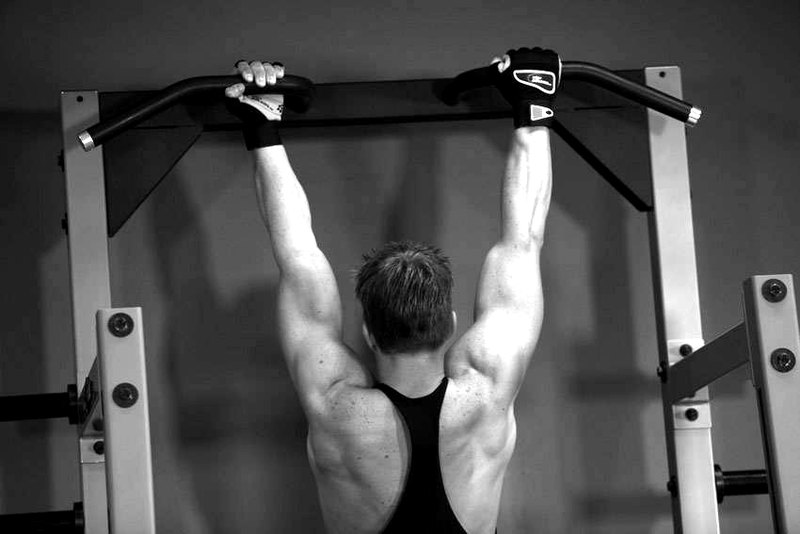 Mixed Grip Chin — start position demonstration photo
