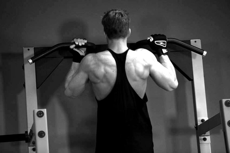 Mixed Grip Chin — end position demonstration photo