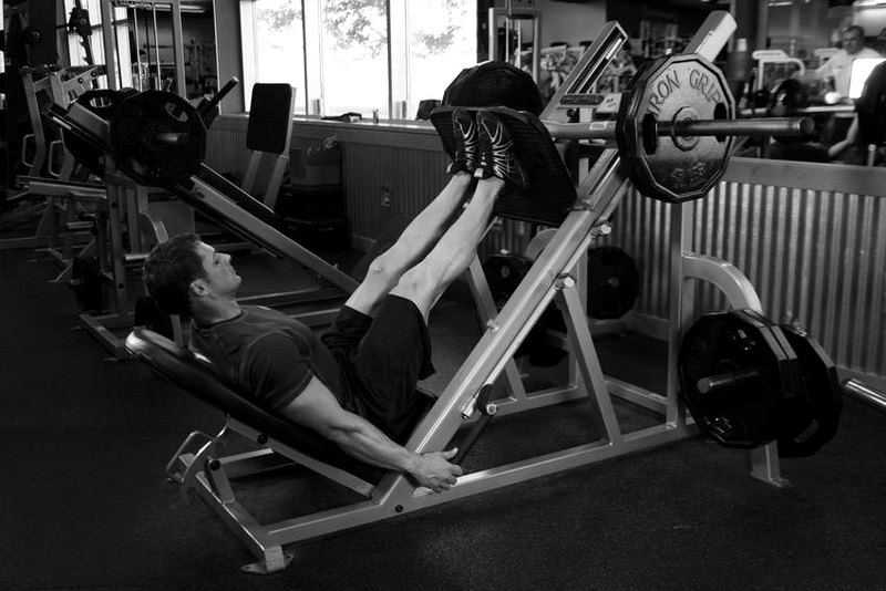 Narrow Stance Leg Press — end position demonstration photo