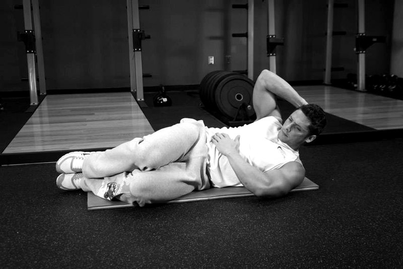 Oblique Crunches - On The Floor — start position demonstration photo