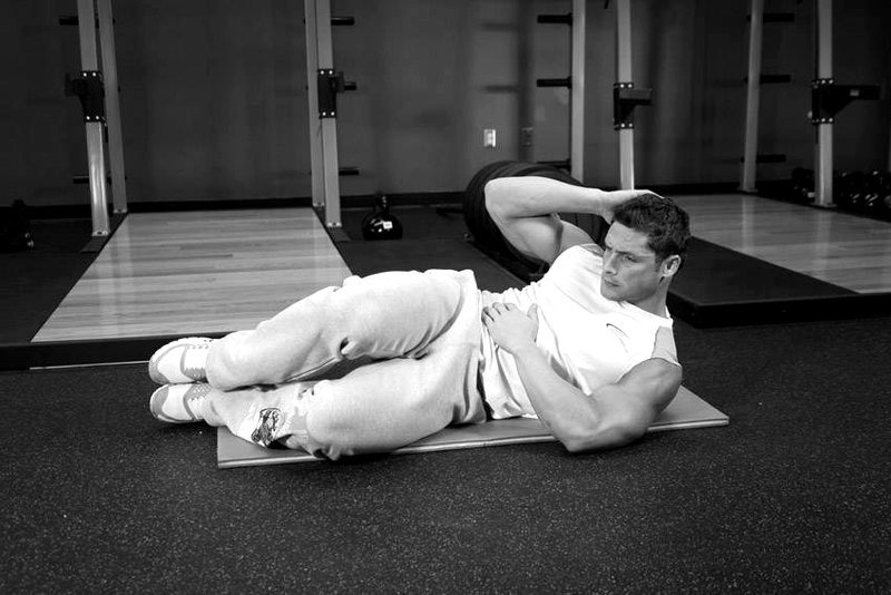 Oblique Crunches - On The Floor — end position demonstration photo