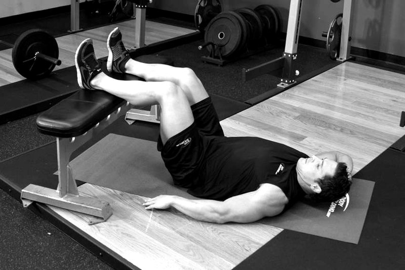 Oblique Crunches — start position demonstration photo