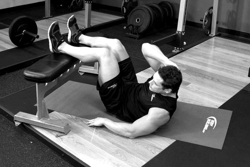 Oblique Crunches — end position demonstration photo