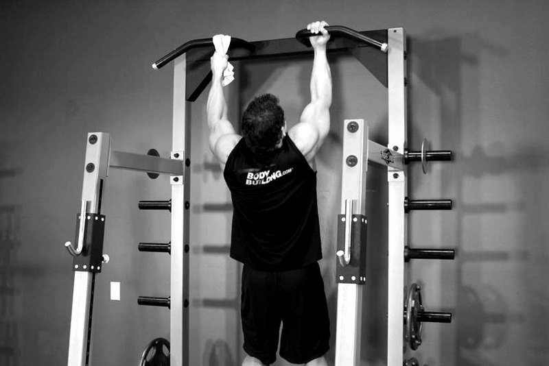 One Arm Chin-Up — start position demonstration photo
