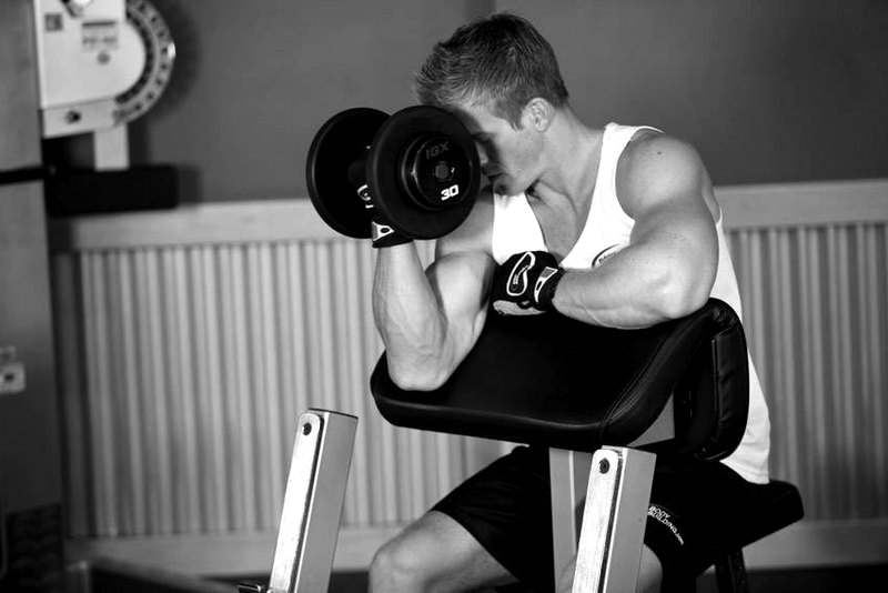 One Arm Dumbbell Preacher Curl — end position demonstration photo