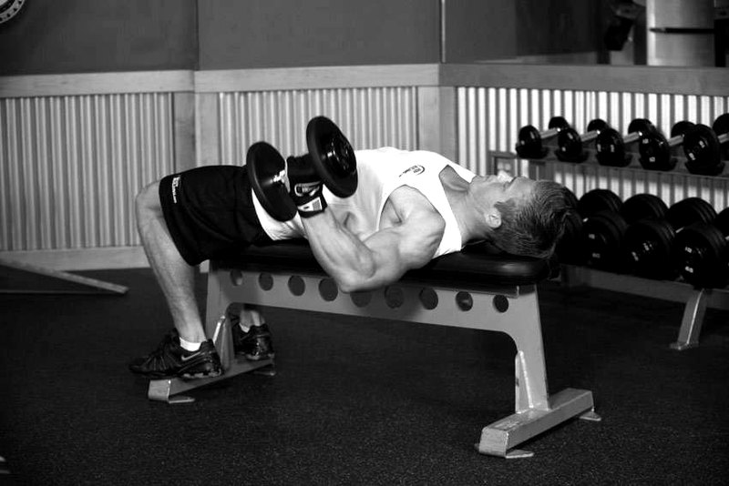 One-Arm Flat Bench Dumbbell Flye — start position demonstration photo