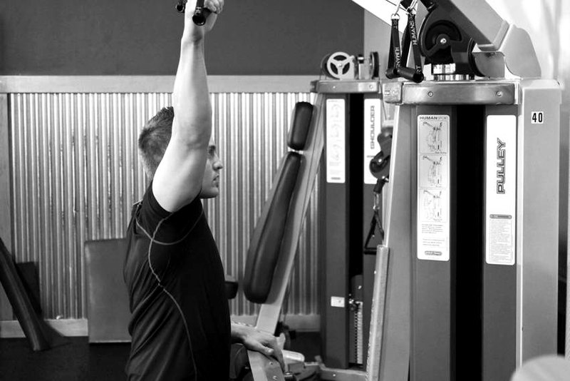 One Arm Lat Pulldown — start position demonstration photo