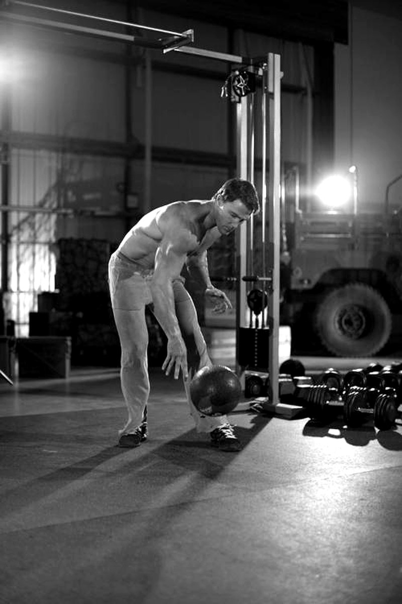 One-Arm Medicine Ball Slam — end position demonstration photo