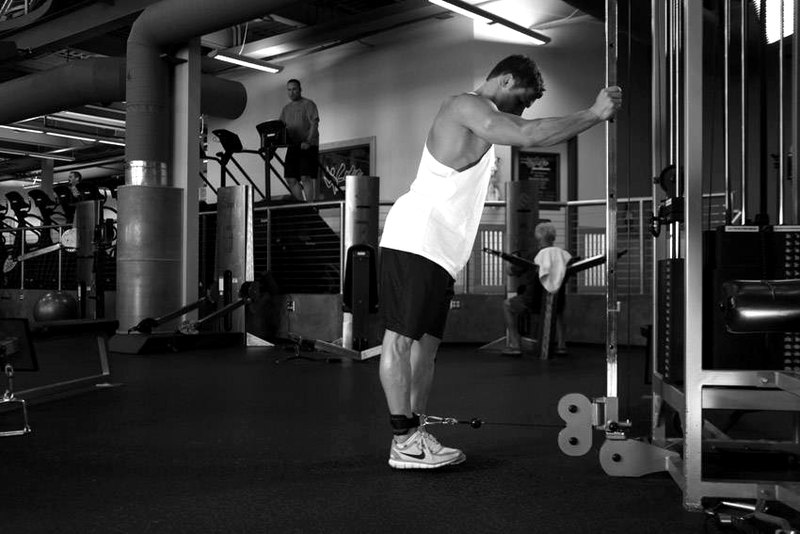 One-Legged Cable Kickback — start position demonstration photo