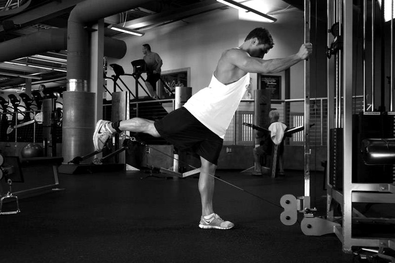 One-Legged Cable Kickback — end position demonstration photo