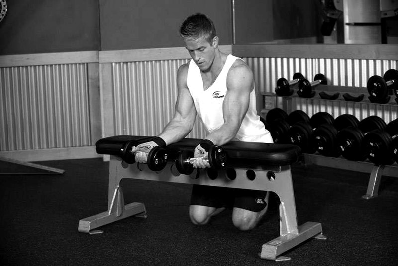 Palms-Up Dumbbell Wrist Curl Over A Bench — start position demonstration photo