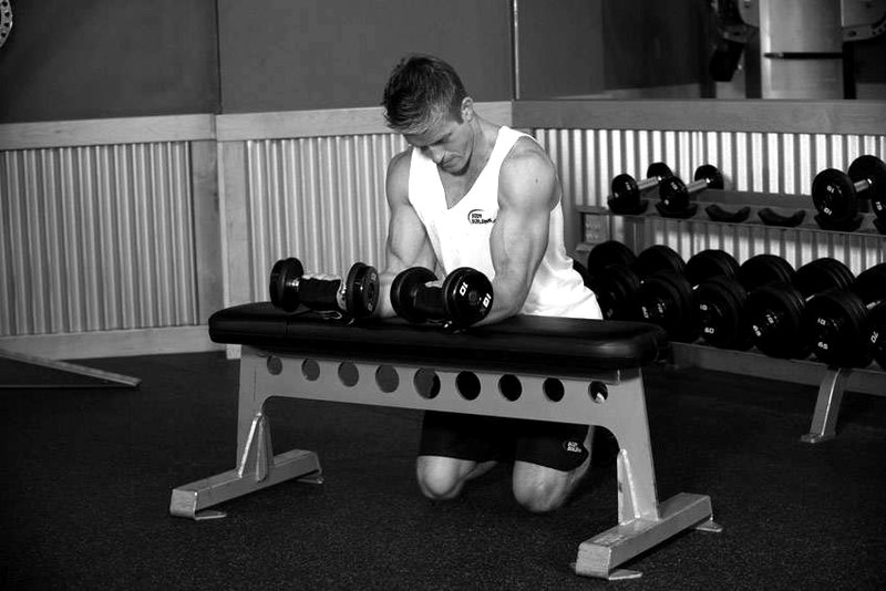 Palms-Up Dumbbell Wrist Curl Over A Bench — end position demonstration photo