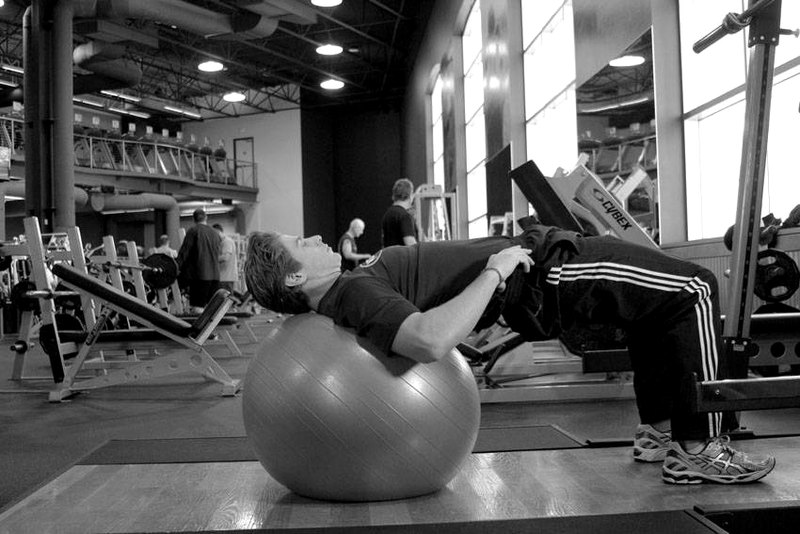 Physioball Hip Bridge — end position demonstration photo