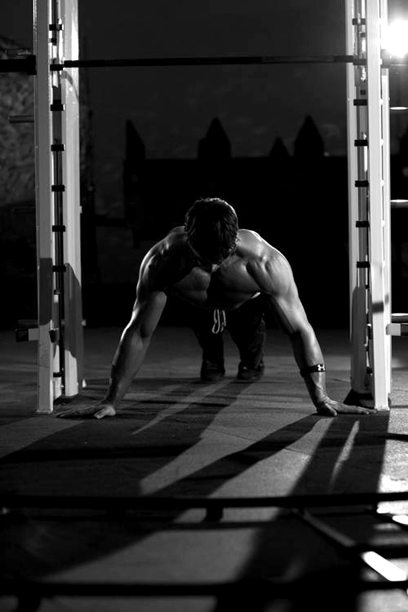 Push-Up Wide — start position demonstration photo