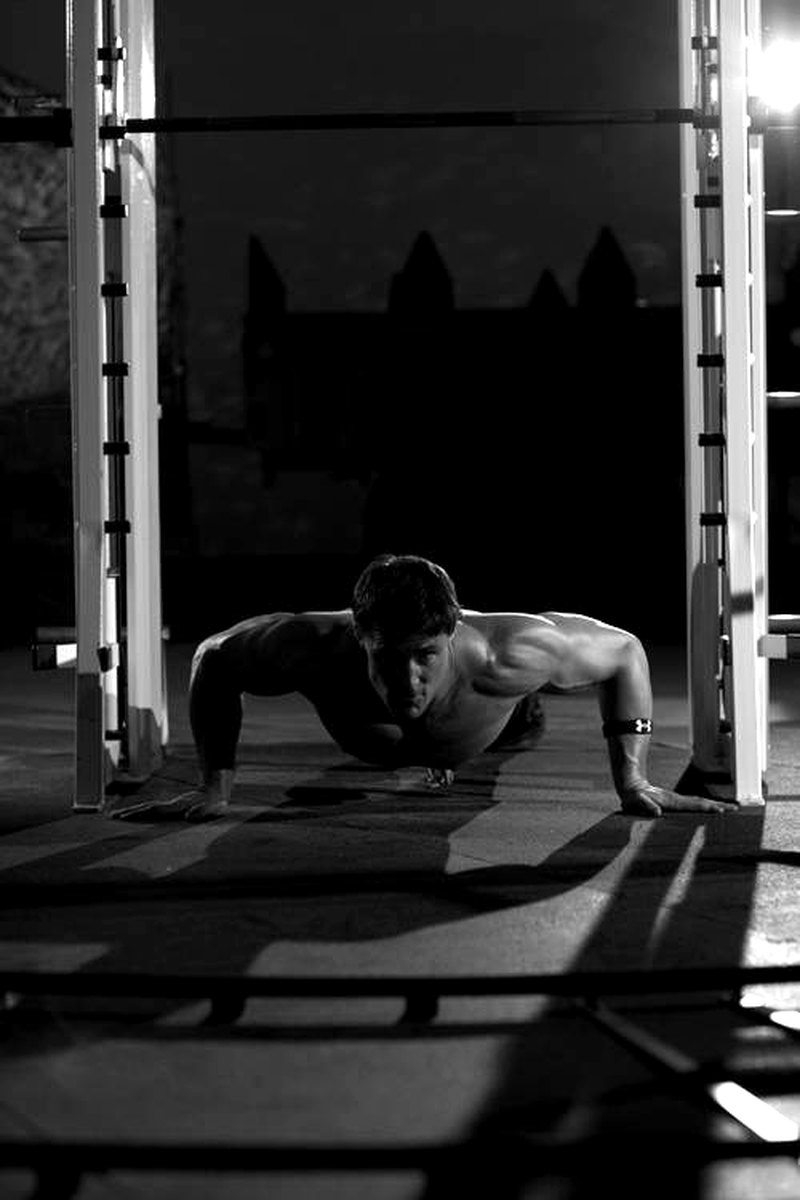 Push-Up Wide — end position demonstration photo