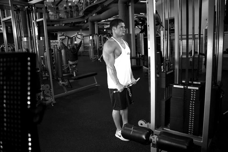 Reverse Cable Curl — end position demonstration photo