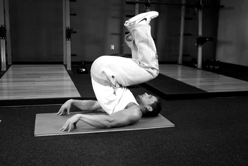 Reverse Crunch — end position demonstration photo