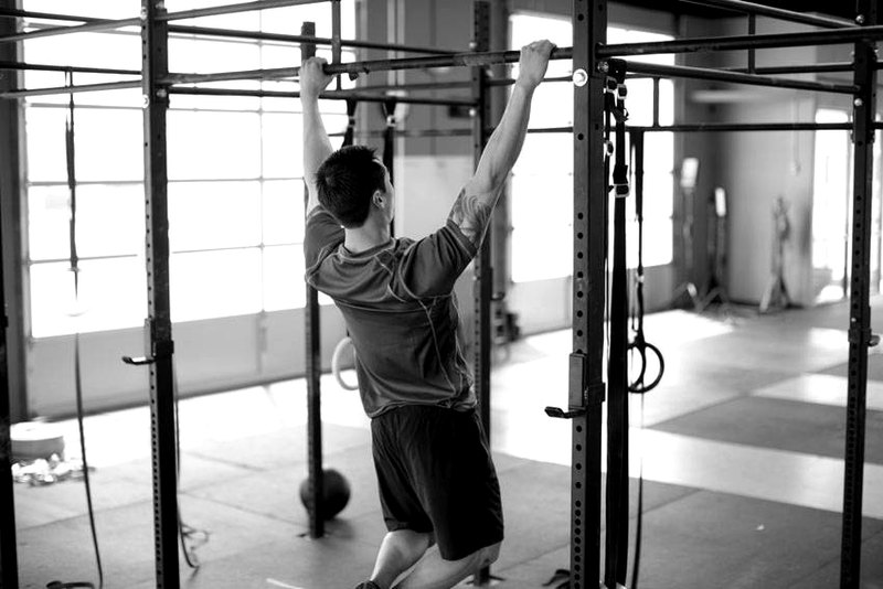 Scapular Pull-Up — end position demonstration photo