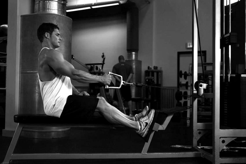 Seated One-arm Cable Pulley Rows — start position demonstration photo