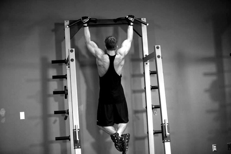 Side To Side Chins — start position demonstration photo
