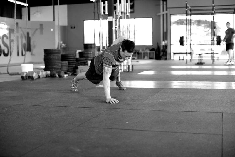 Single-Arm Push-Up — end position demonstration photo