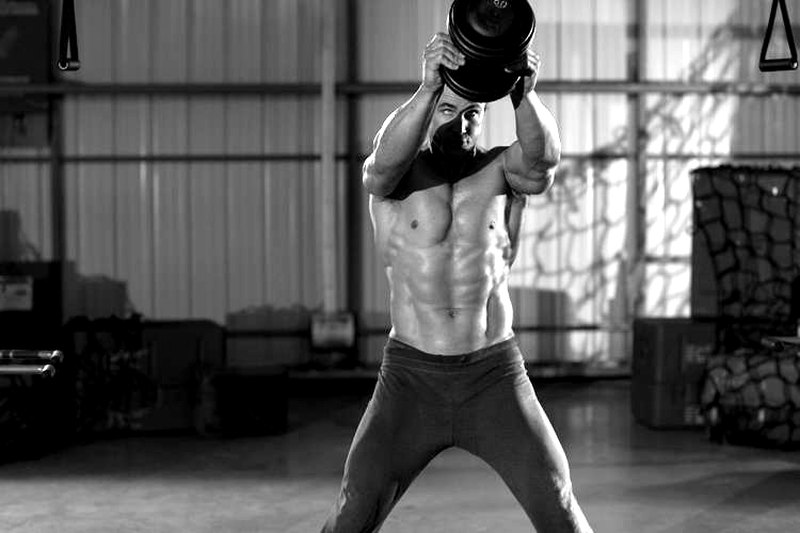 Single Dumbbell Raise — end position demonstration photo