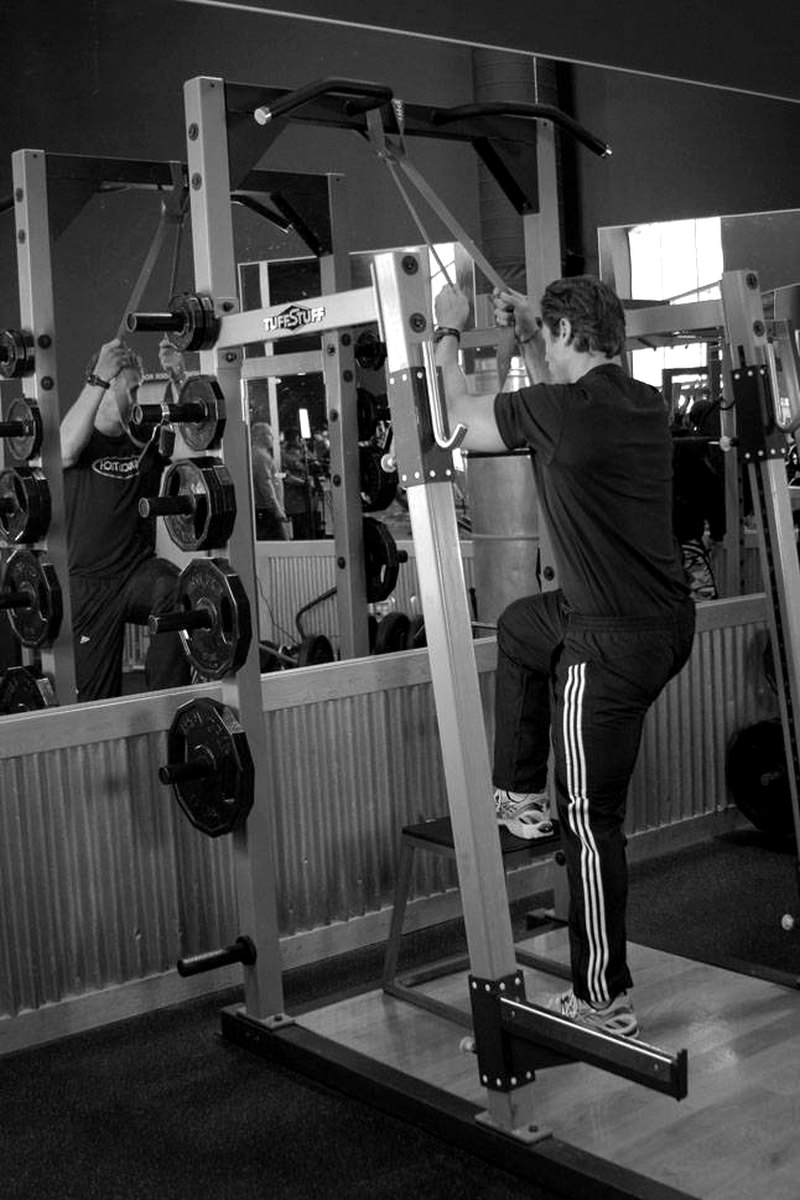 Single-Leg High Box Squat — end position demonstration photo