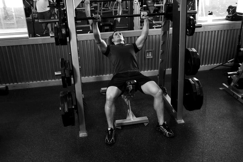 Smith Incline Shoulder Raise — start position demonstration photo
