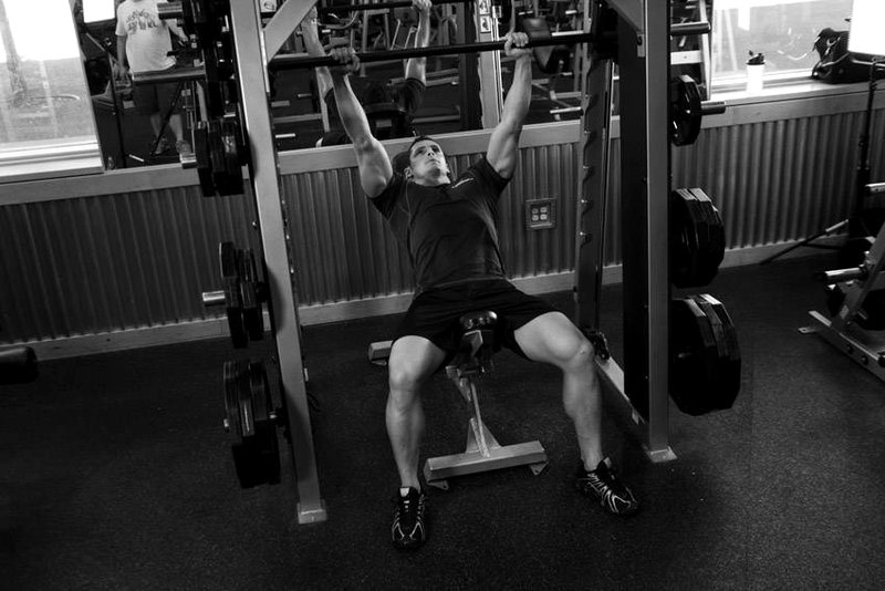 Smith Incline Shoulder Raise — end position demonstration photo