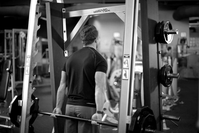 Smith Machine Behind the Back Shrug — start position demonstration photo